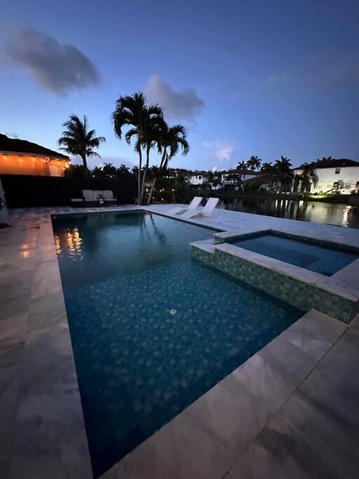 Lovers Cove Tamiami エクステリア 写真